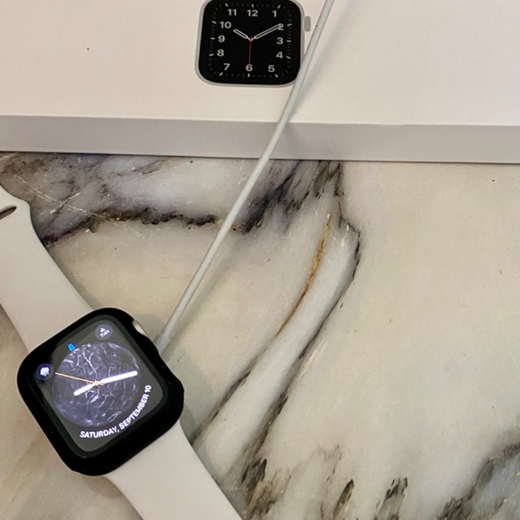 Apple Watch SE 40MM With Screen Cover - Picture 5 of 5